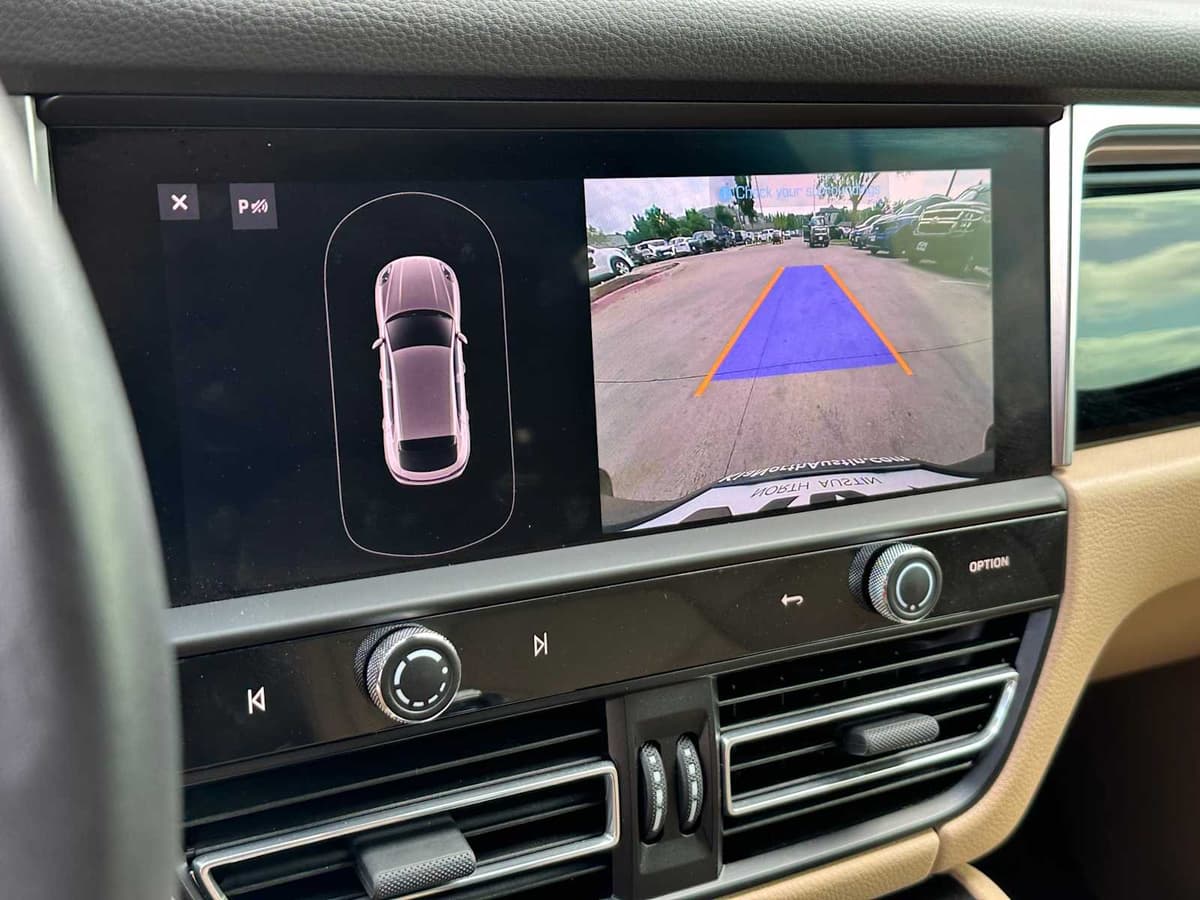2024 Porsche Macan - Image 16