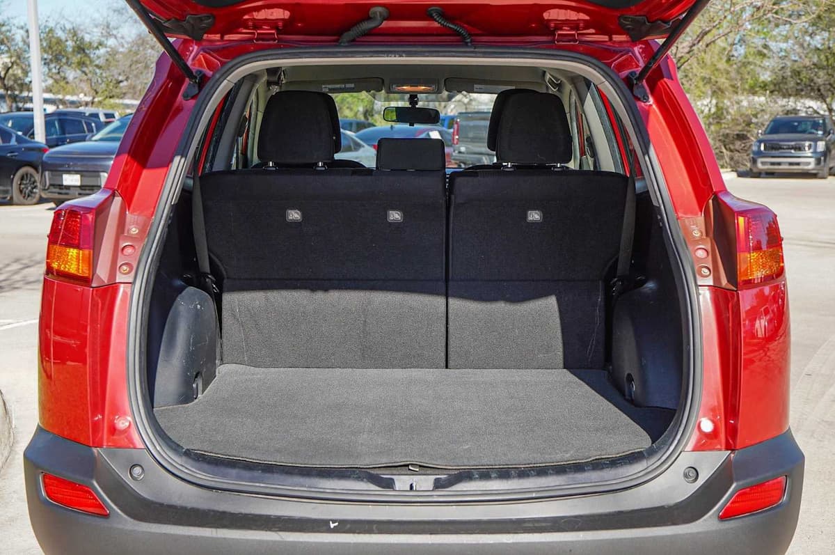 2015 Toyota RAV4 - Image 30