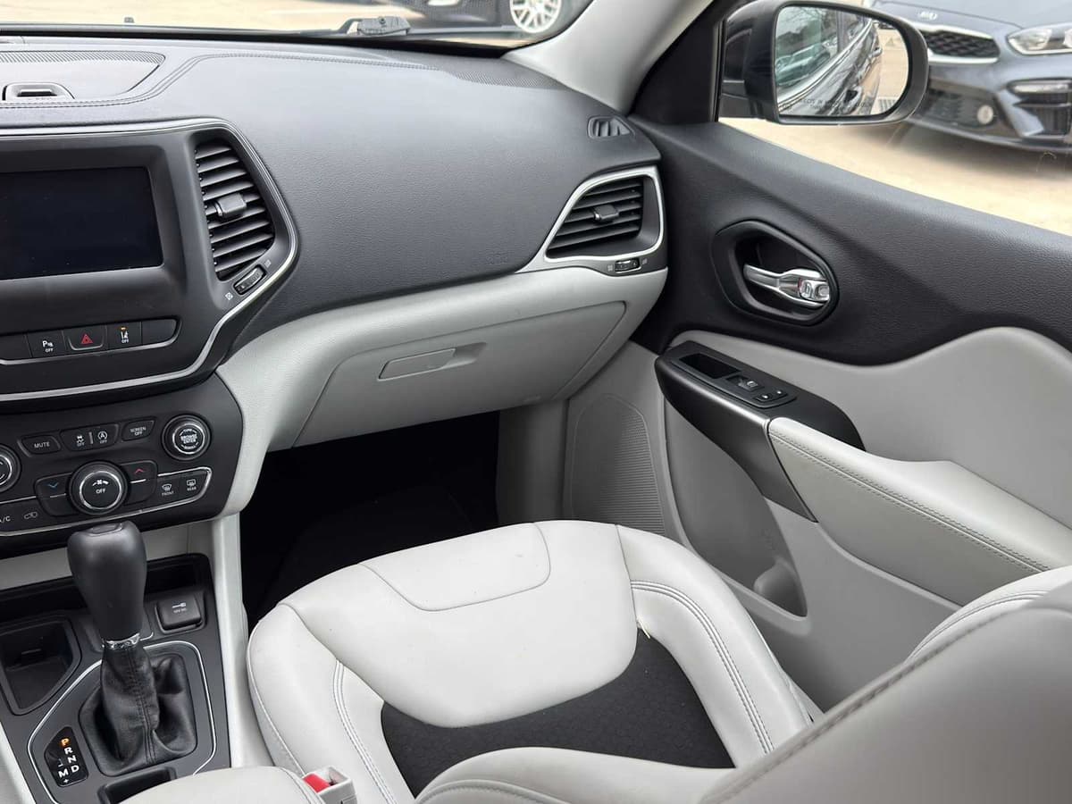 2021 Jeep Cherokee - Image 31