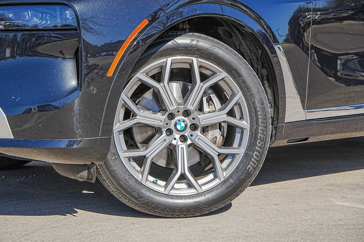 2023 BMW X7 - Image 2