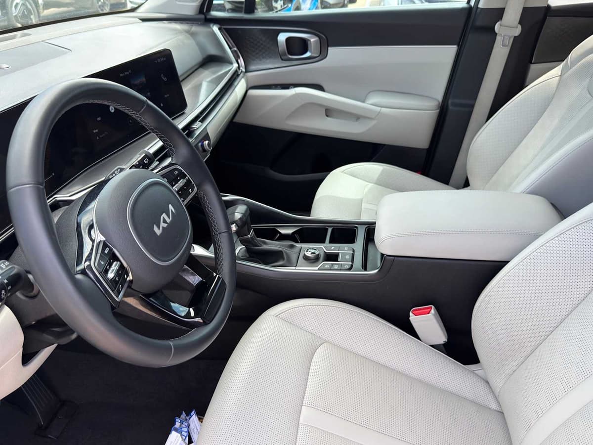 2025 Kia Sorento - Image 11