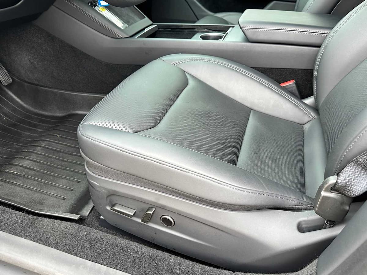 2025 Tesla Model 3 - Image 17