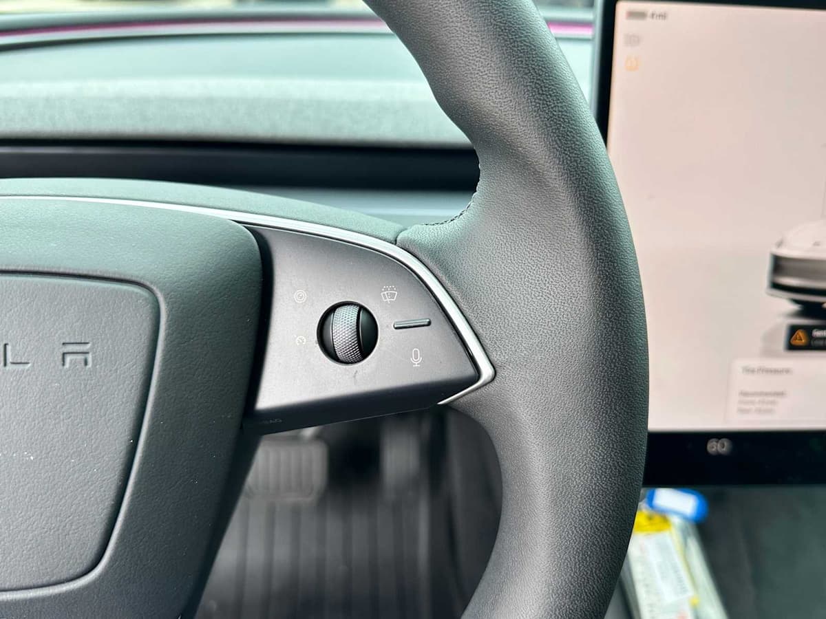 2025 Tesla Model 3 - Image 13