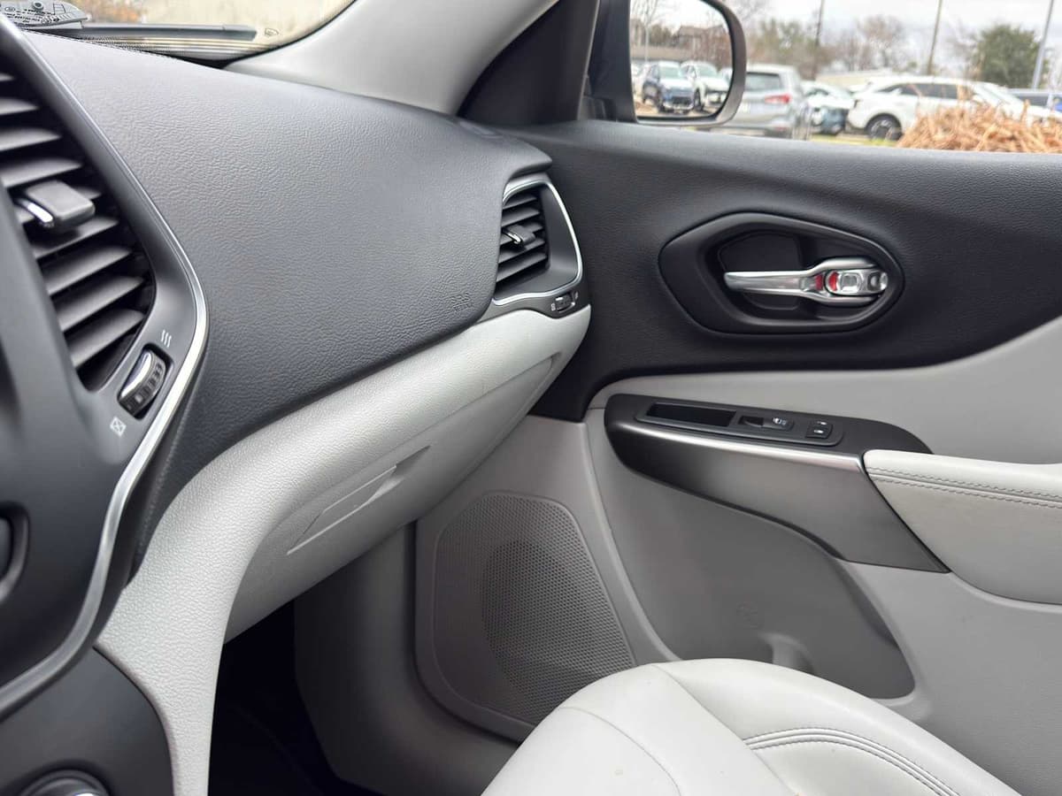 2021 Jeep Cherokee - Image 24