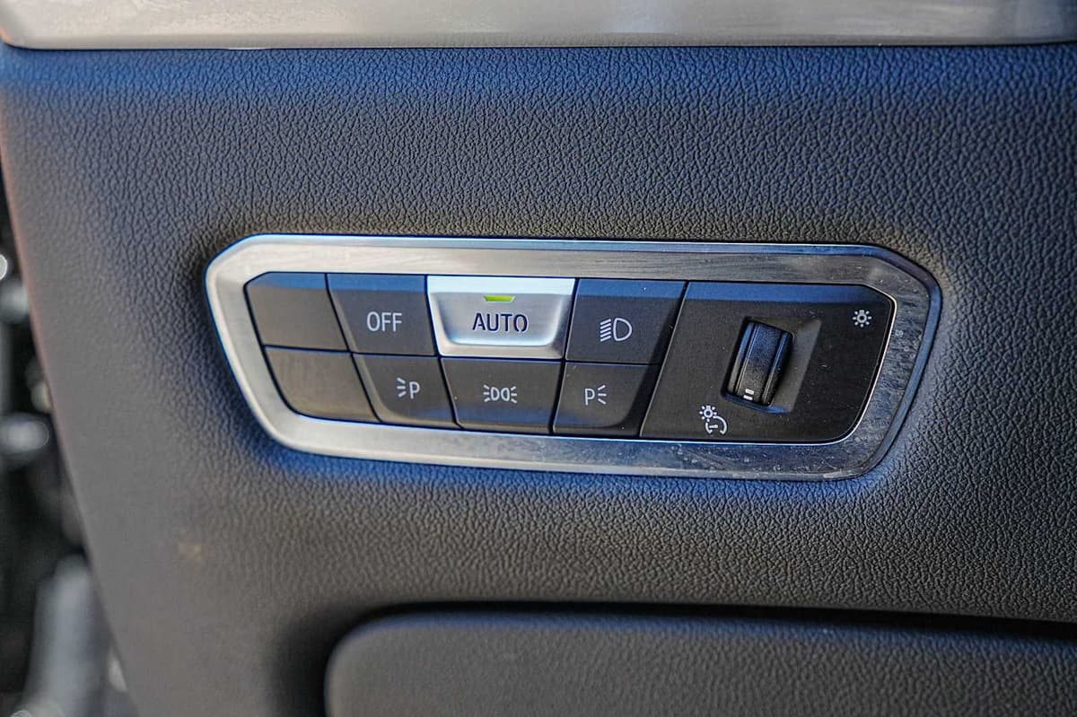 2023 BMW X7 - Image 25