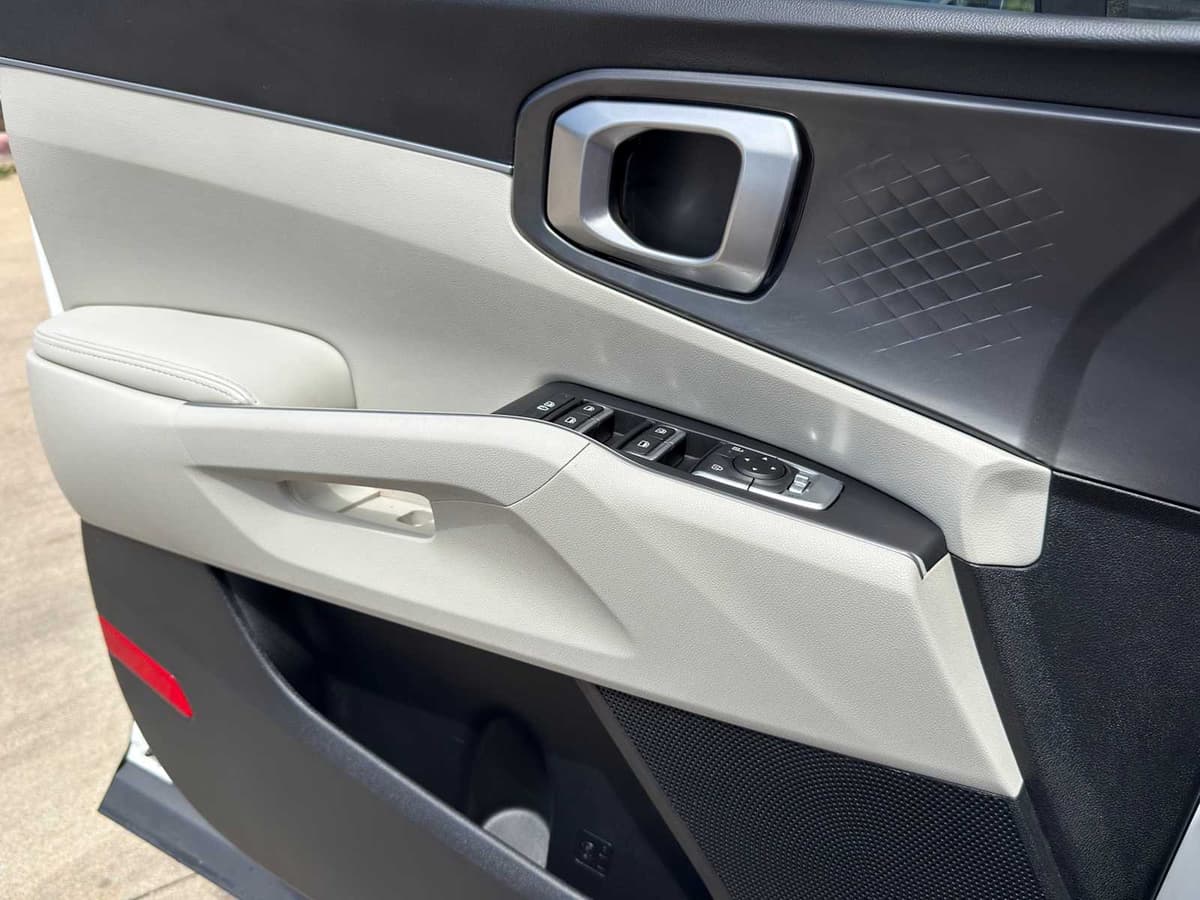 2025 Kia Sorento - Image 18