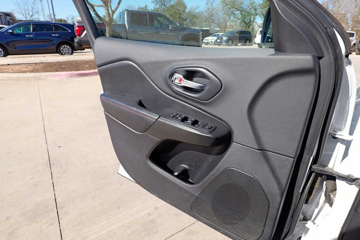 2020 Jeep Cherokee - Image 19