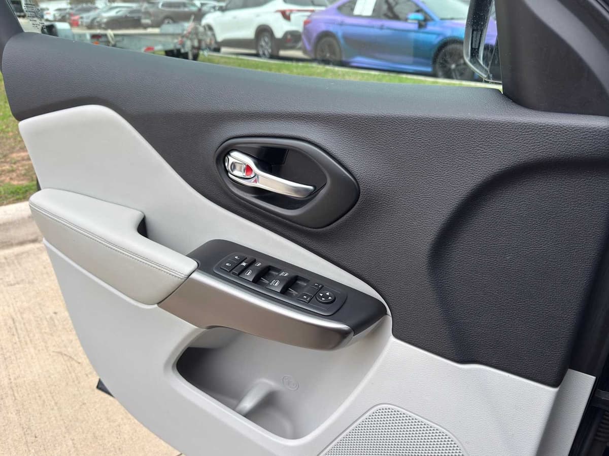 2021 Jeep Cherokee - Image 22