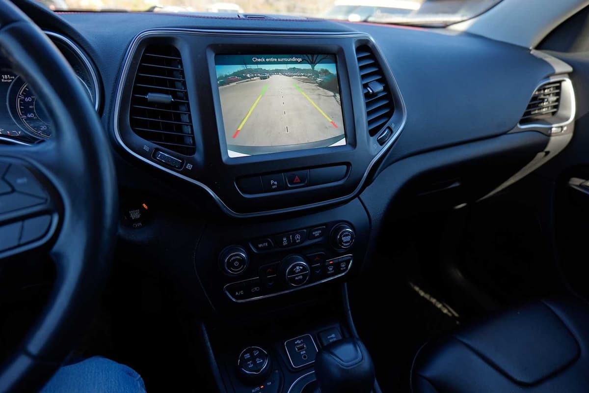 2020 Jeep Cherokee - Image 16