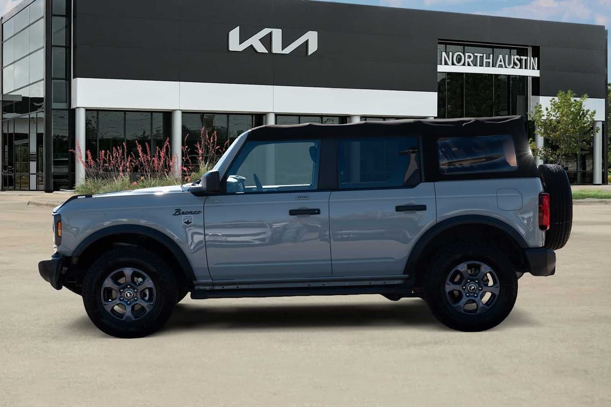 2022 Ford Bronco - Image 4