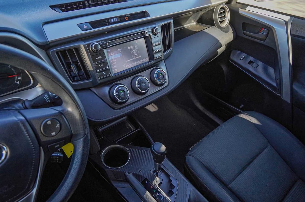 2015 Toyota RAV4 - Image 16