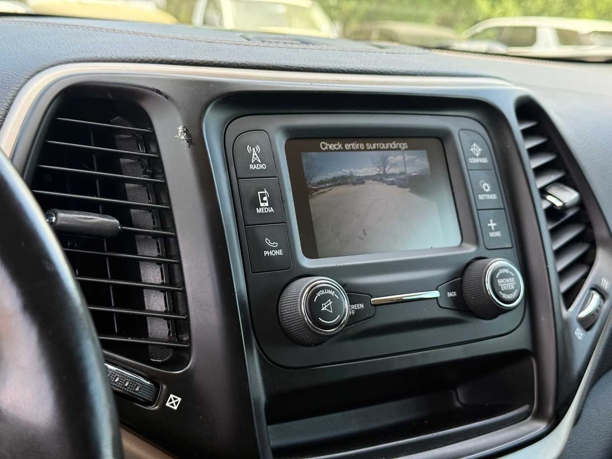 2018 Jeep Cherokee - Image 16