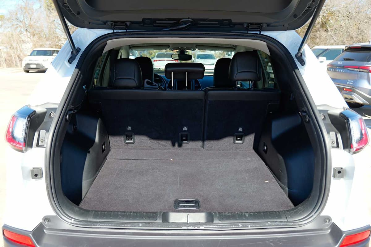 2020 Jeep Cherokee - Image 28