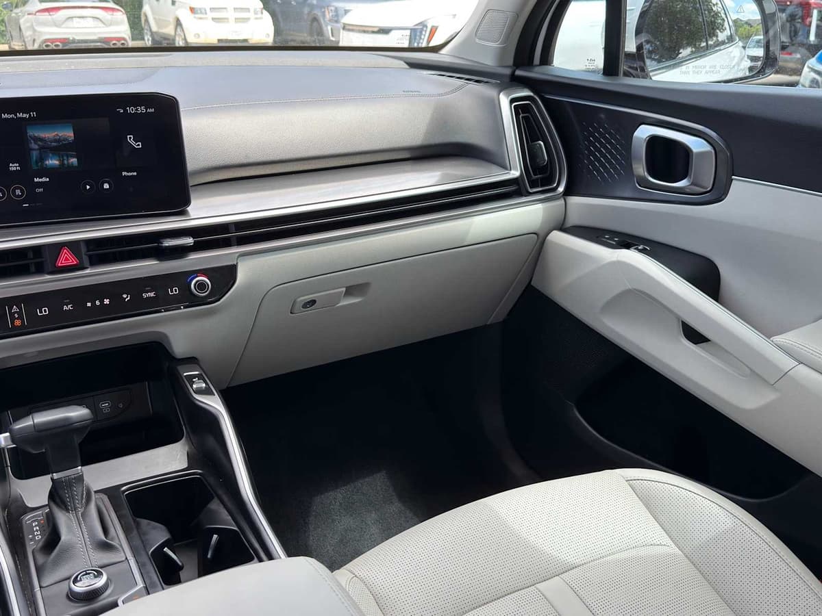 2025 Kia Sorento - Image 21
