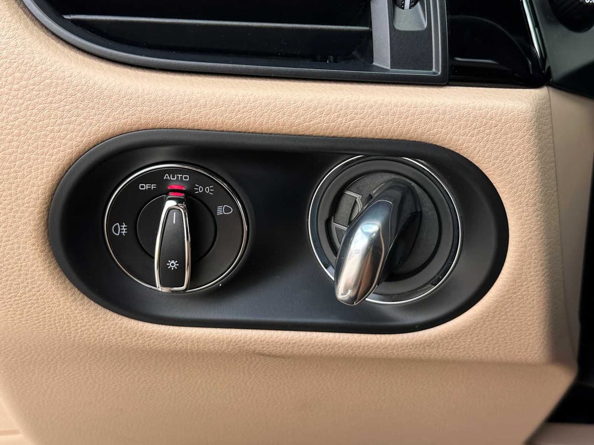 2024 Porsche Macan - Image 17