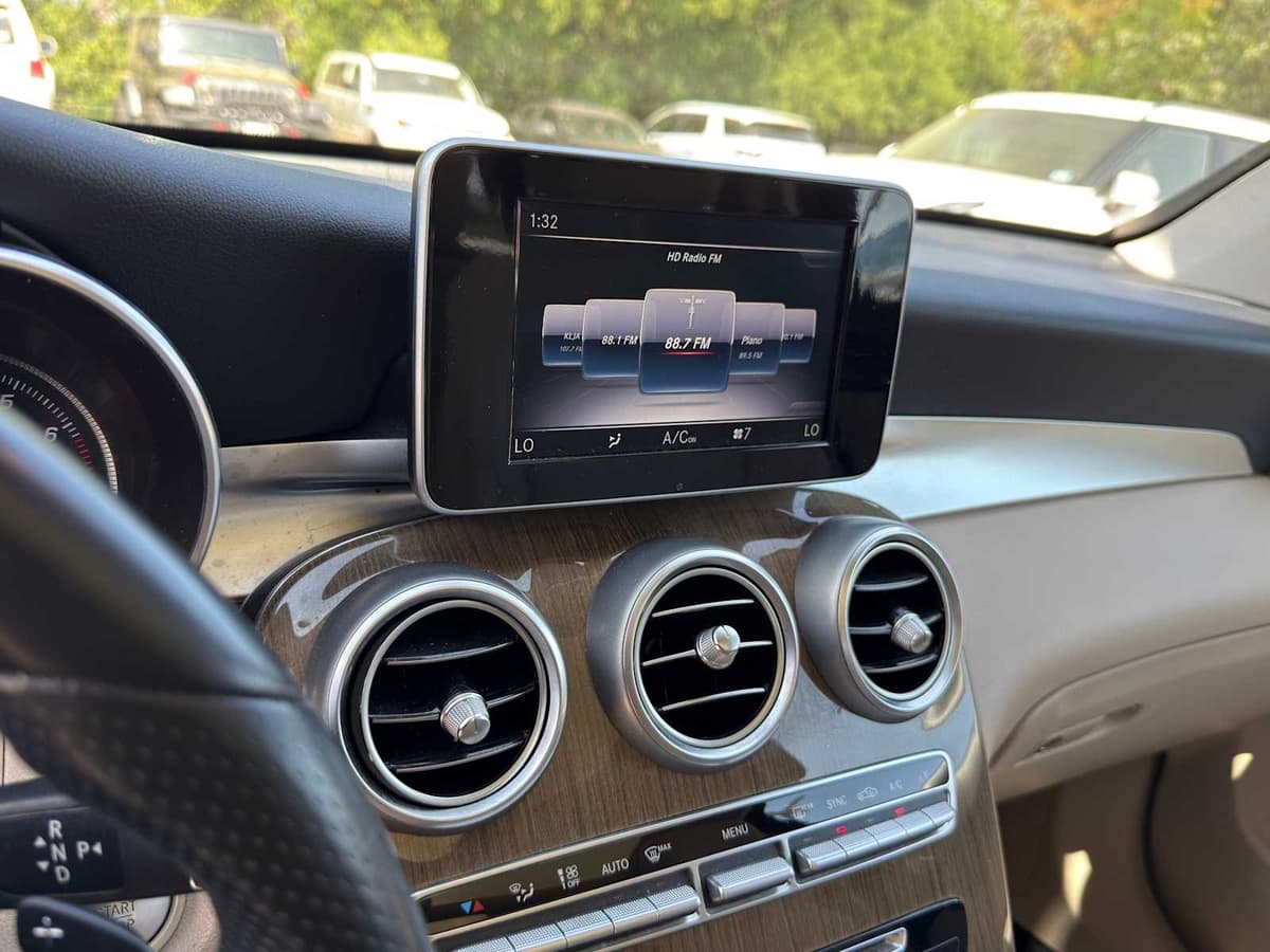 2018 Mercedes-Benz GLC 300 - Image 17