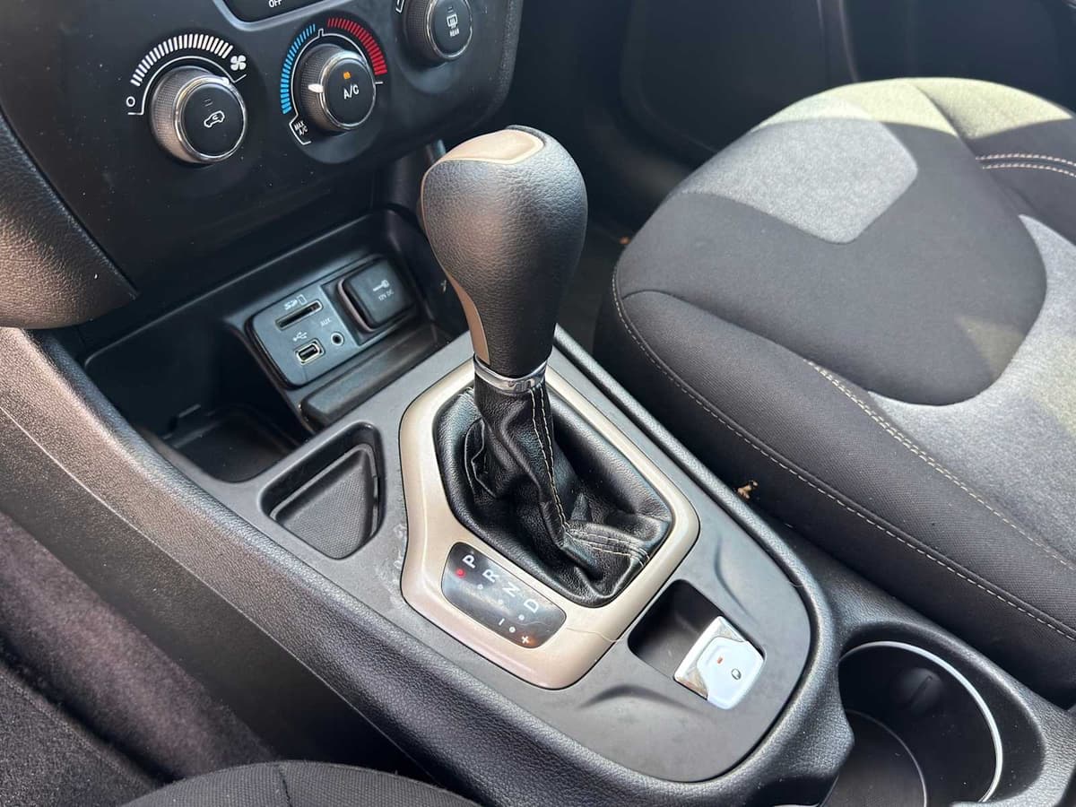 2018 Jeep Cherokee - Image 12