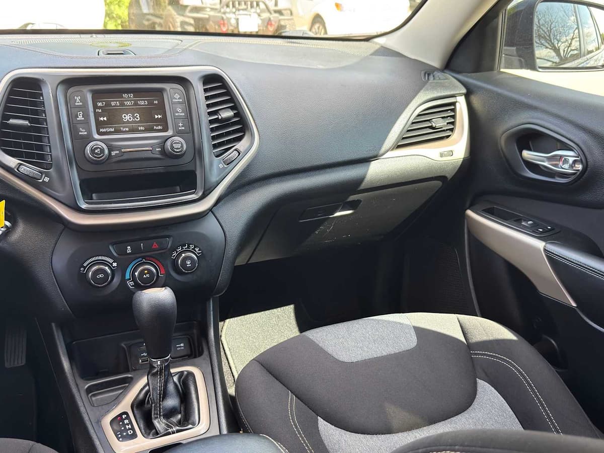 2018 Jeep Cherokee - Image 25