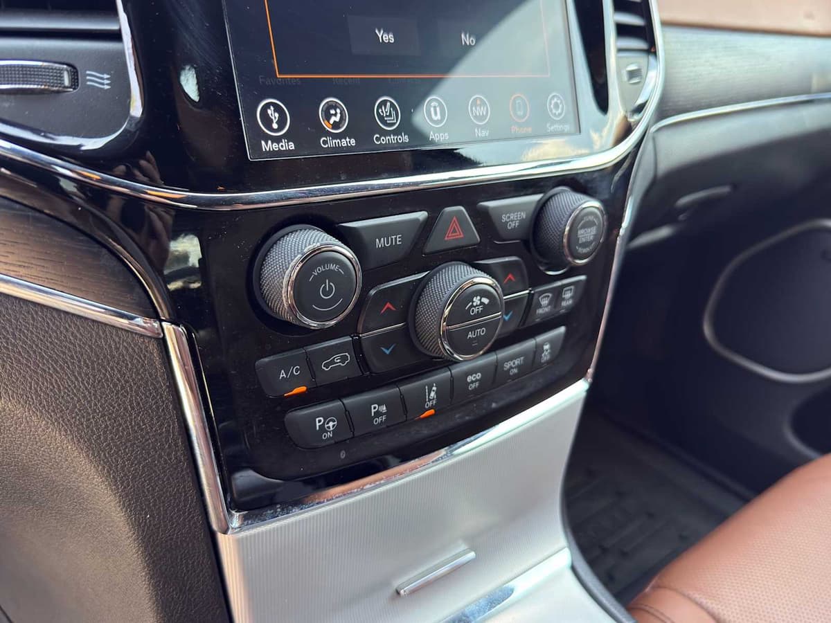 2020 Jeep Grand Cherokee - Image 14