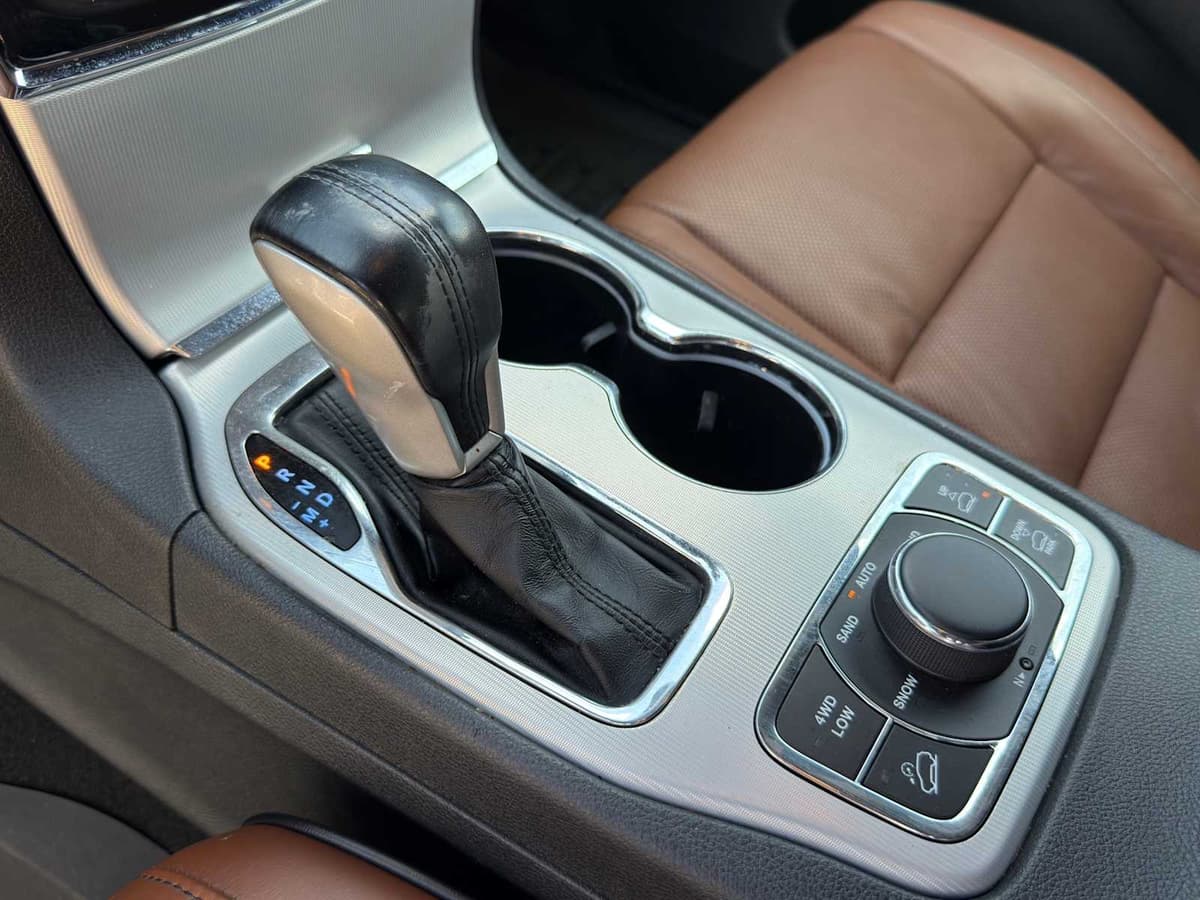 2020 Jeep Grand Cherokee - Image 11