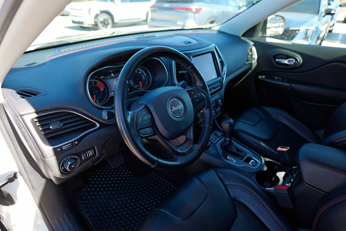 2020 Jeep Cherokee - Image 9