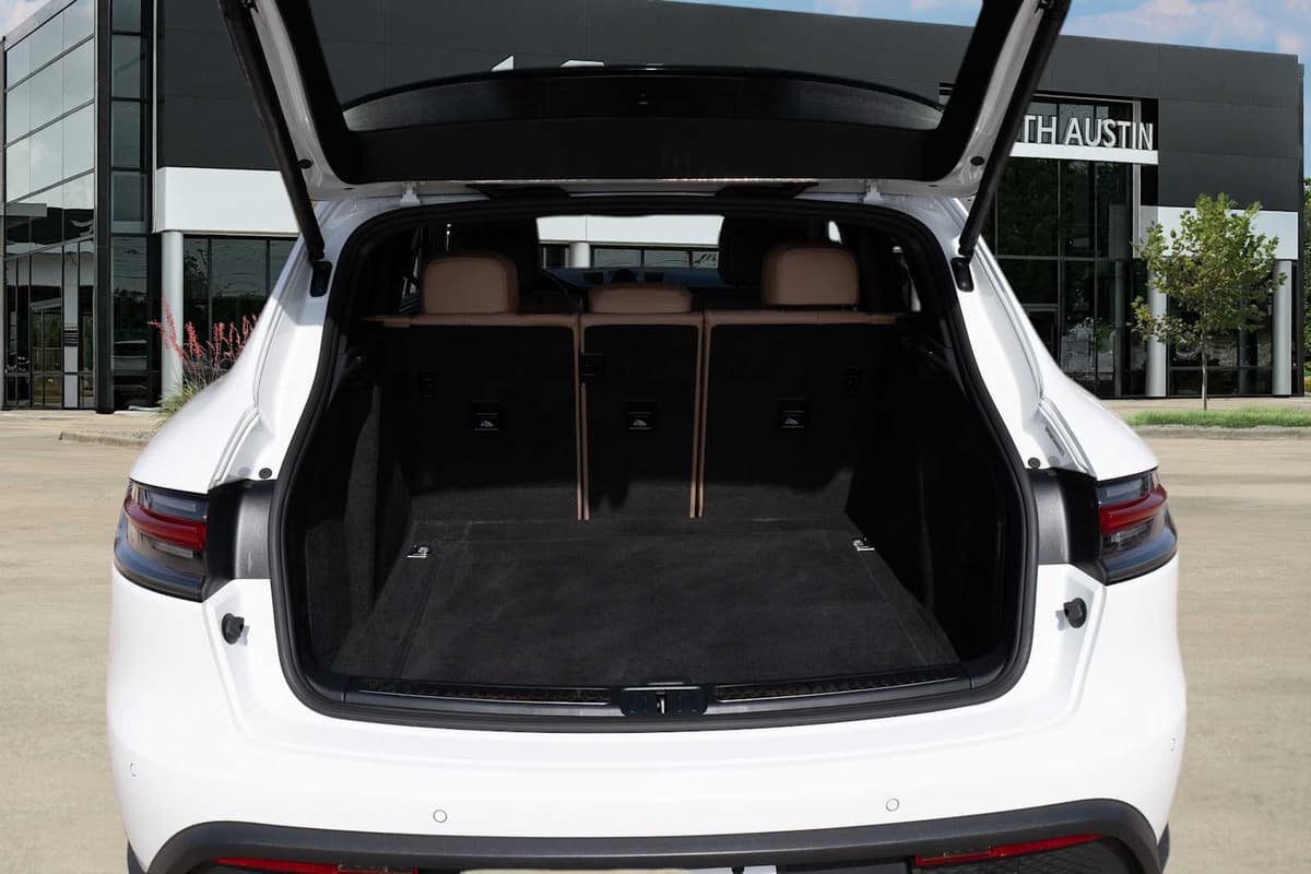 2024 Porsche Macan - Image 28