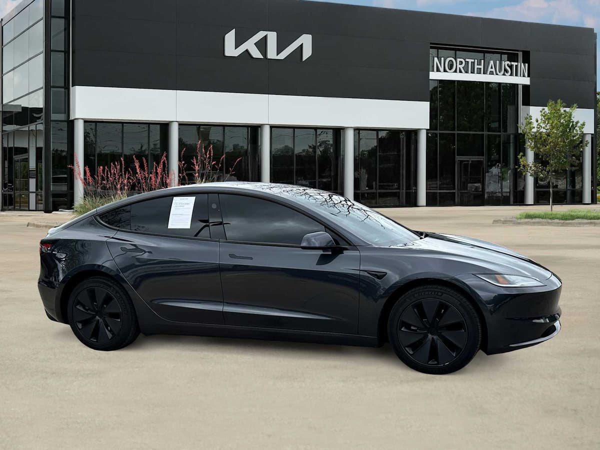 2025 Tesla Model 3 - Image 7