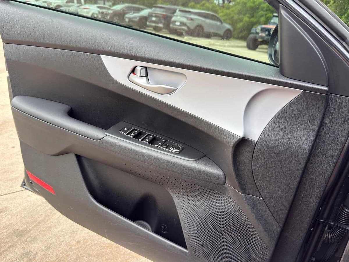2024 Kia Forte - Image 17