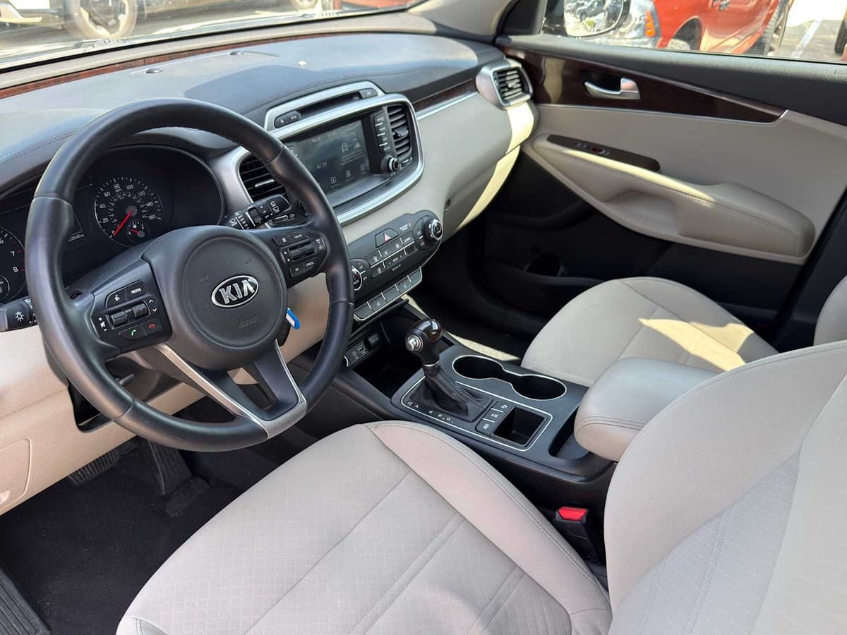 2017 Kia Sorento - Image 10