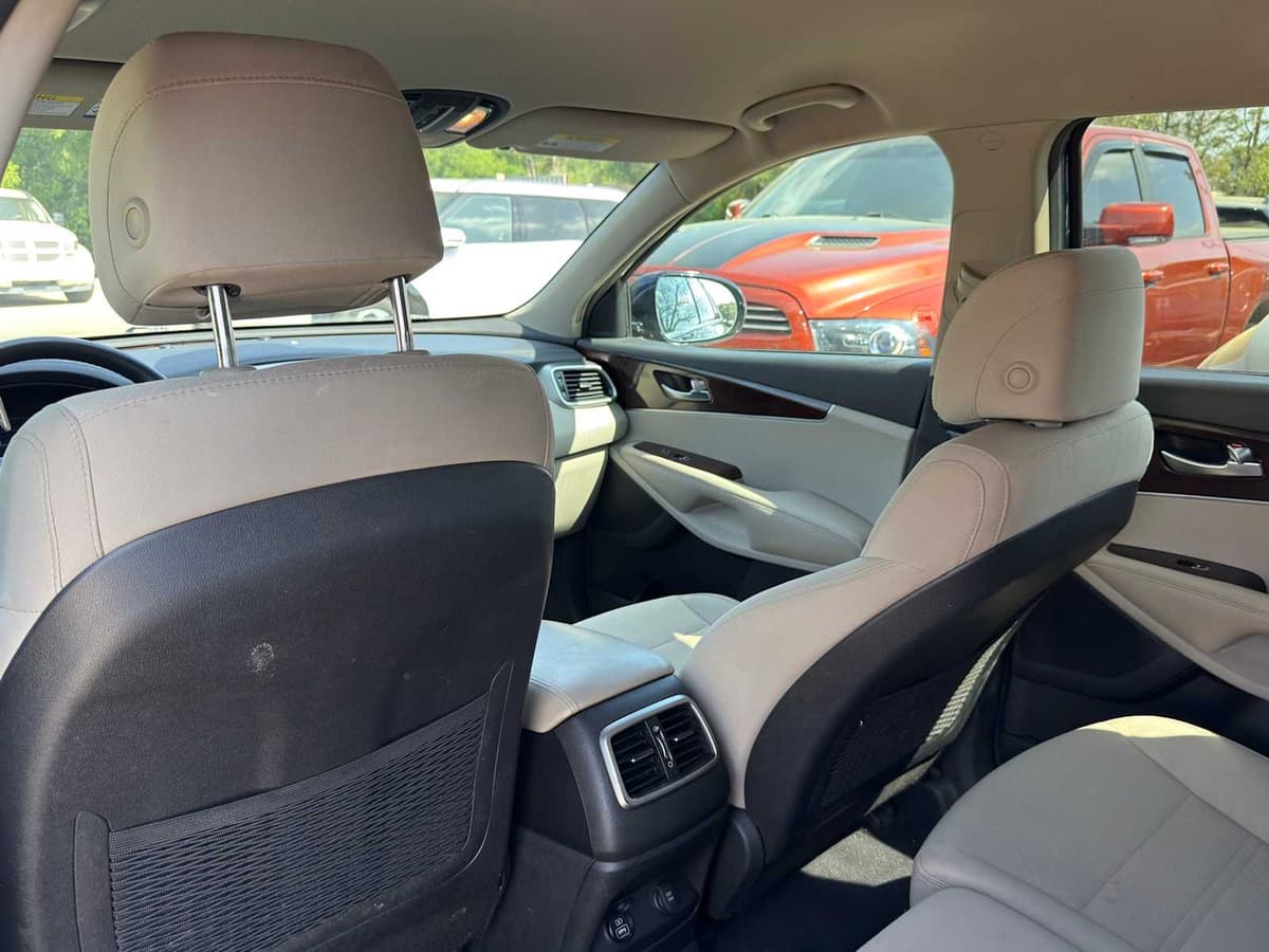 2017 Kia Sorento - Image 29