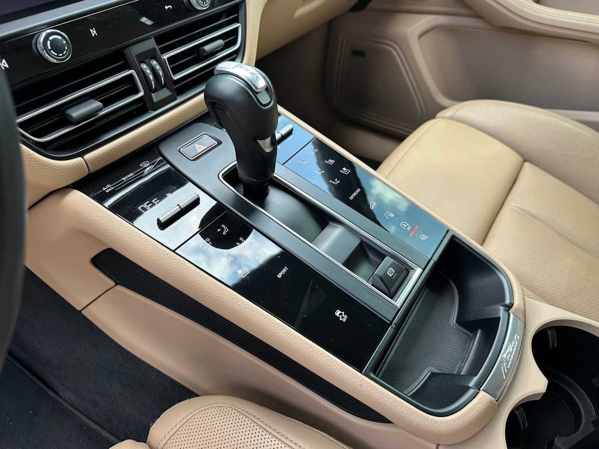 2024 Porsche Macan - Image 11