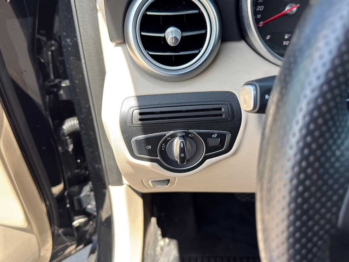 2018 Mercedes-Benz GLC 300 - Image 23