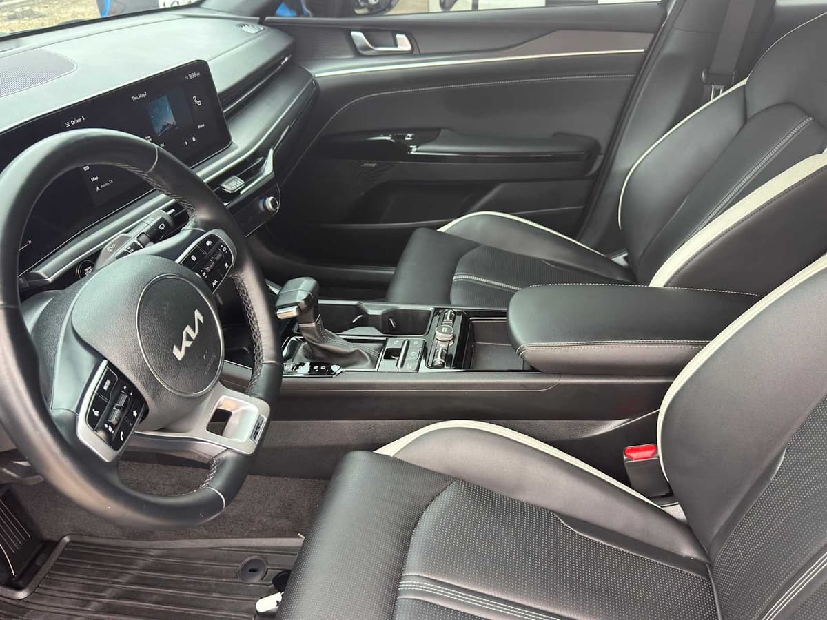 2025 Kia K5 - Image 9