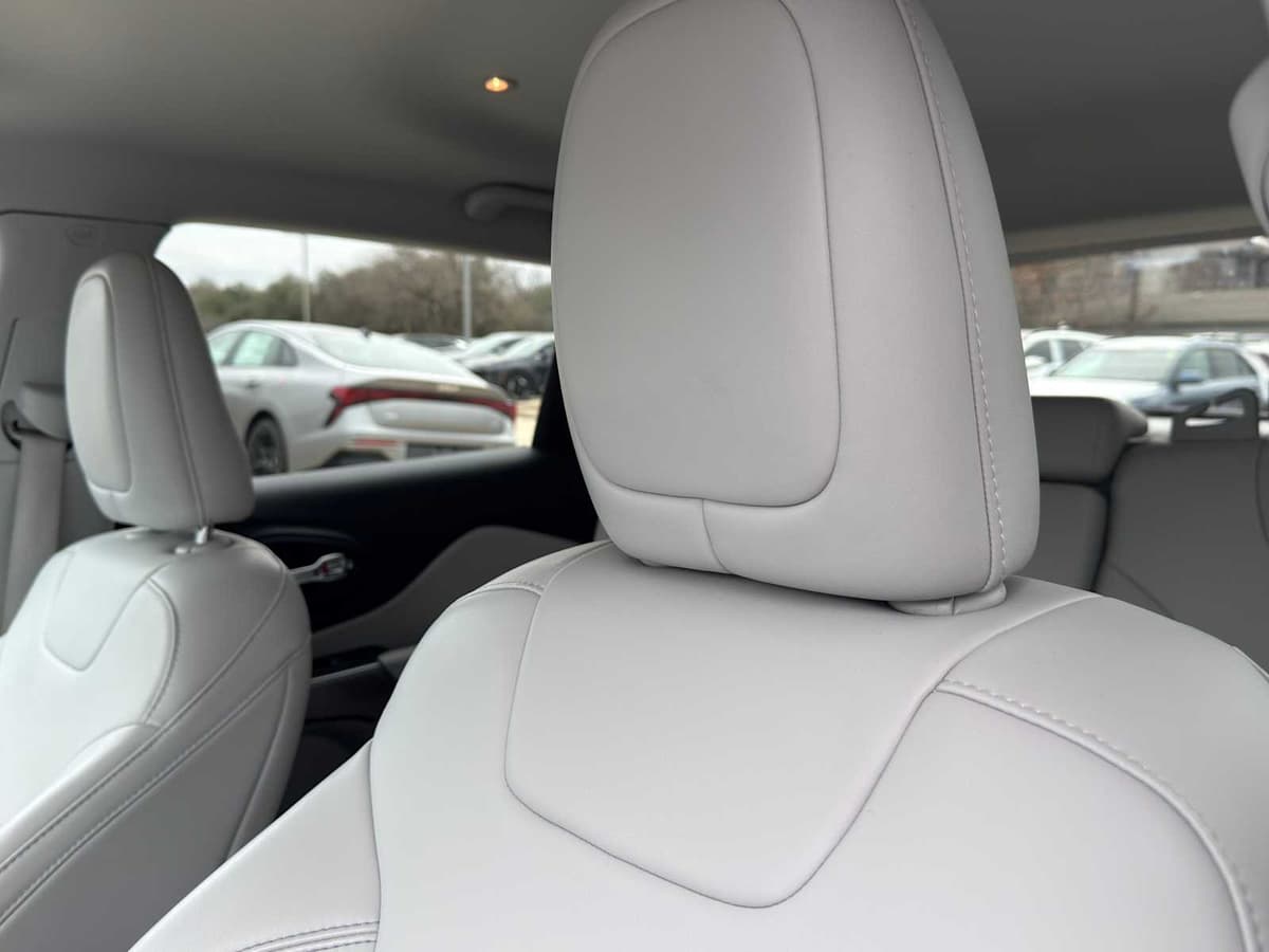 2021 Jeep Cherokee - Image 16