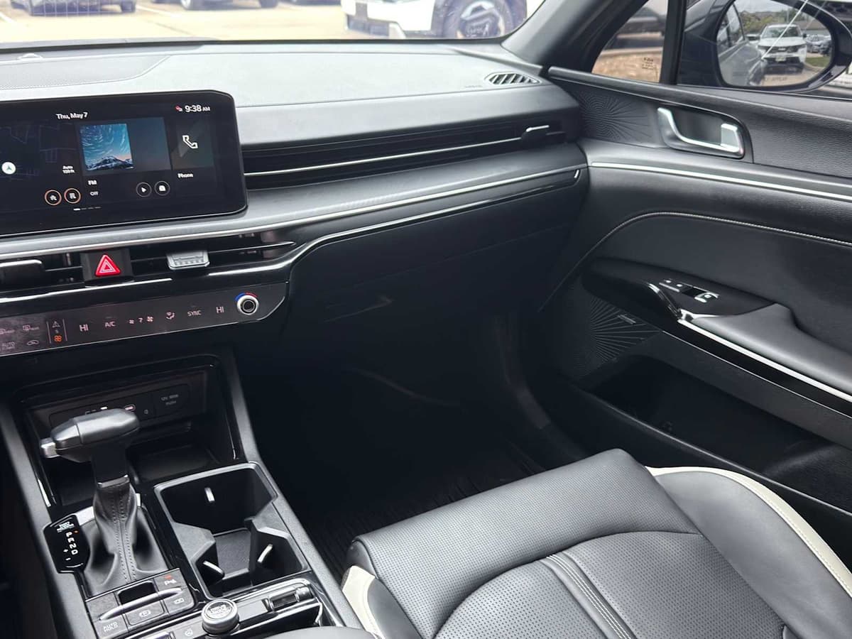 2025 Kia K5 - Image 25
