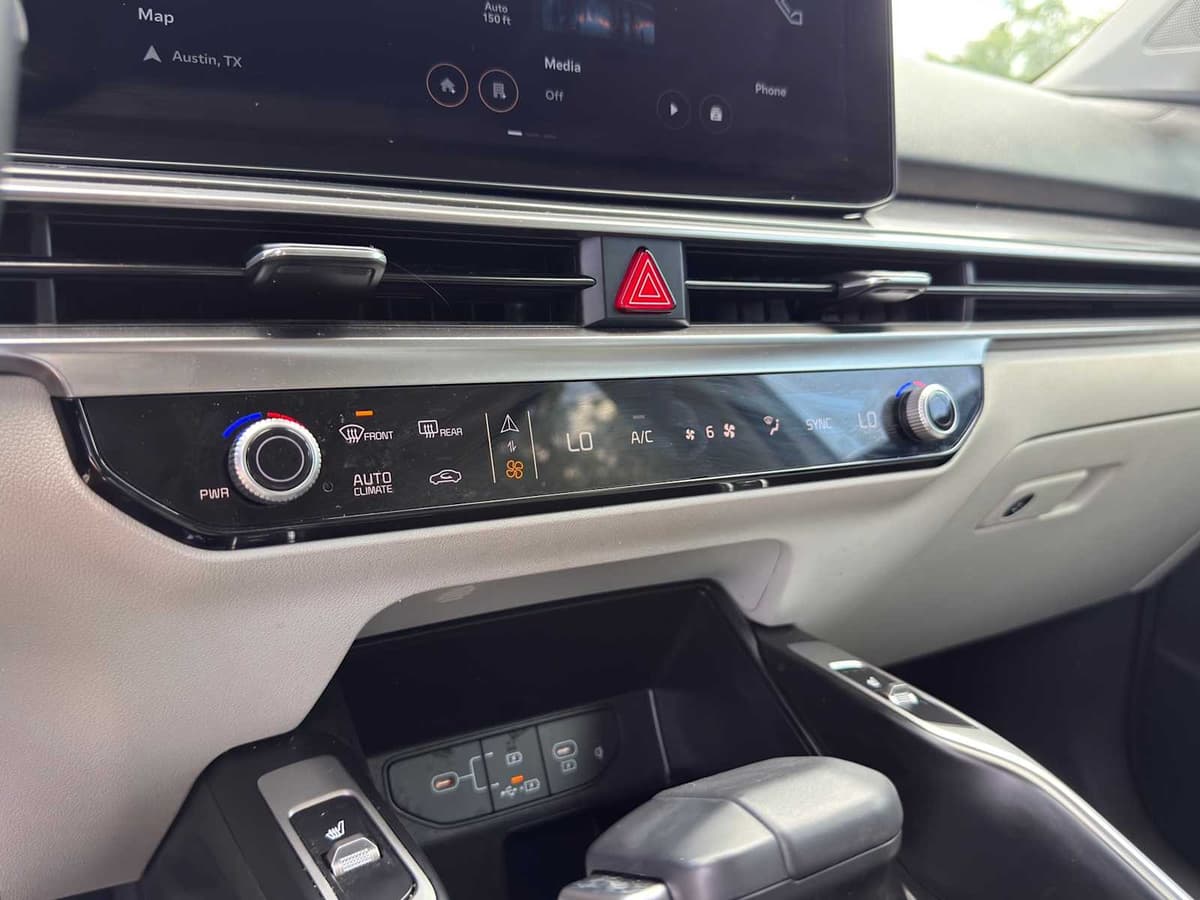2025 Kia Sorento - Image 13