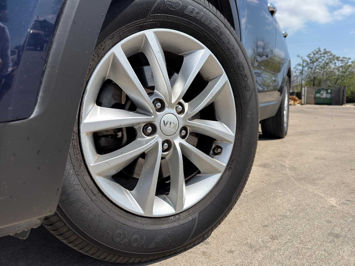 2017 Kia Sorento - Image 2