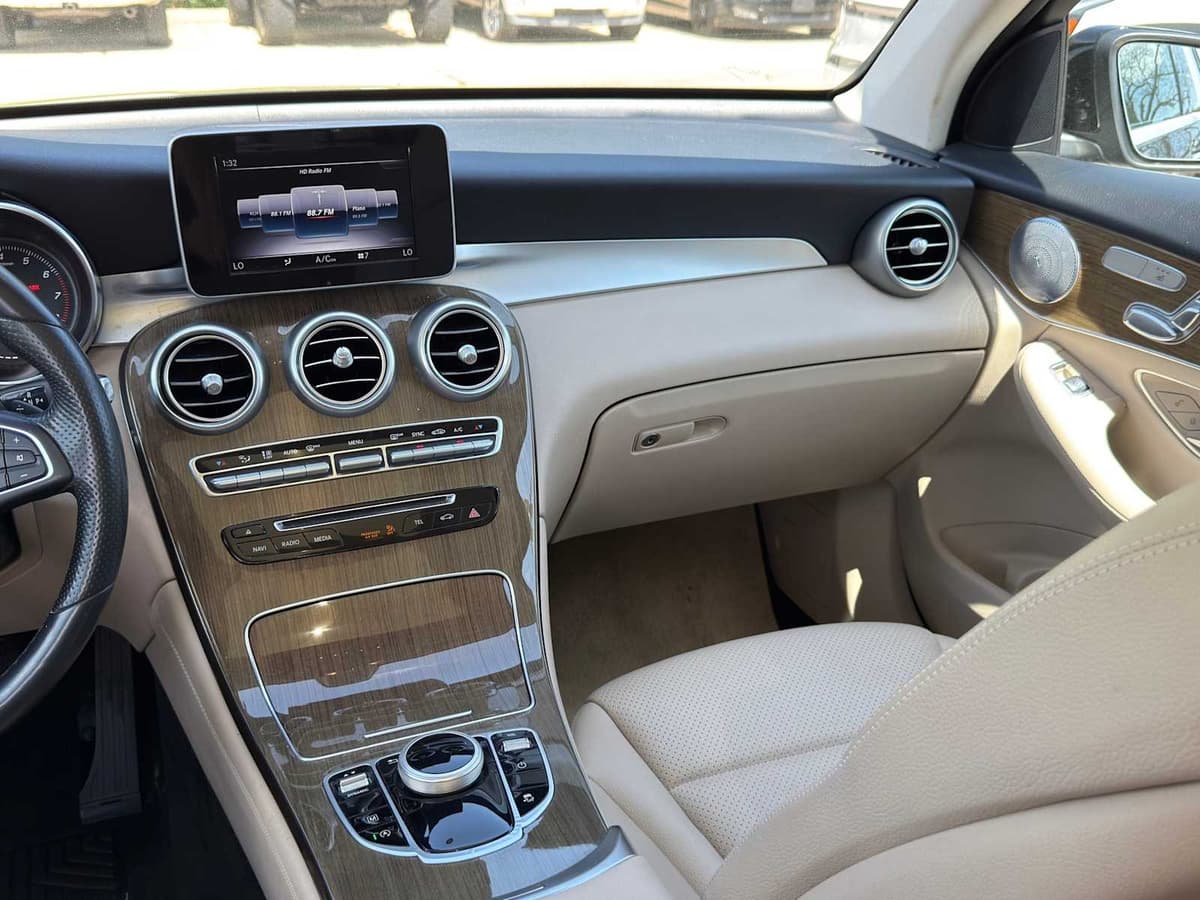 2018 Mercedes-Benz GLC 300 - Image 25