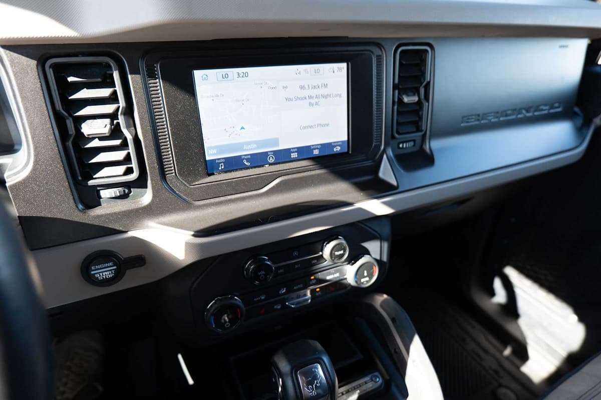 2022 Ford Bronco - Image 16