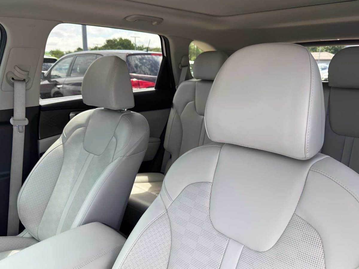 2025 Kia Sorento - Image 10