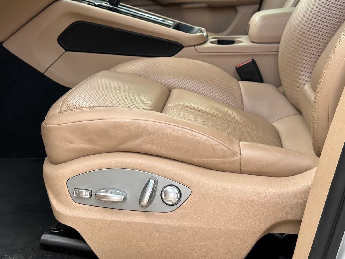 2024 Porsche Macan - Image 19