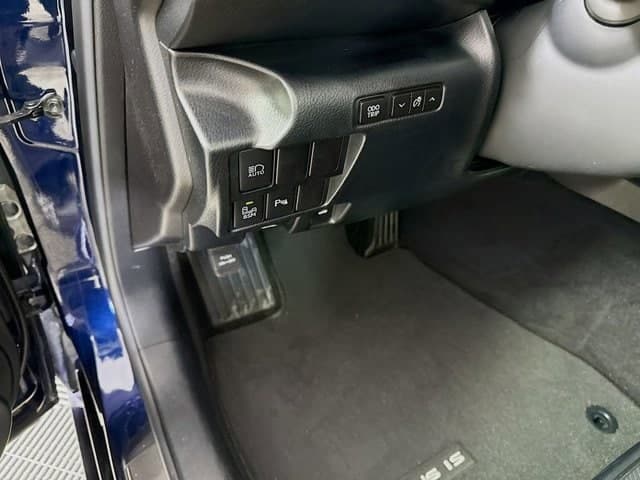 2017 LEXUS IS 200t - Image 10