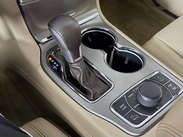 2020 Jeep Grand Cherokee - Image 17