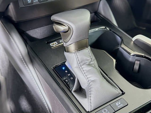 2025 LEXUS ES 300h - Image 17