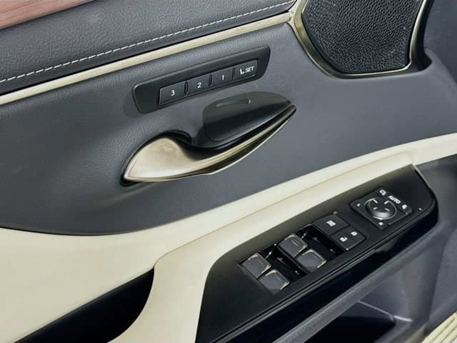 2025 LEXUS ES 300h - Image 18
