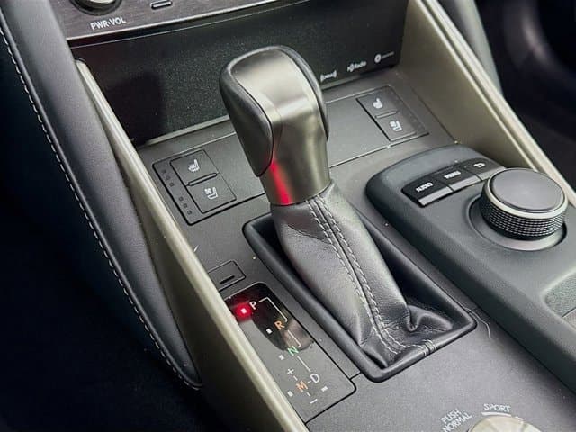 2017 LEXUS IS 200t - Image 16