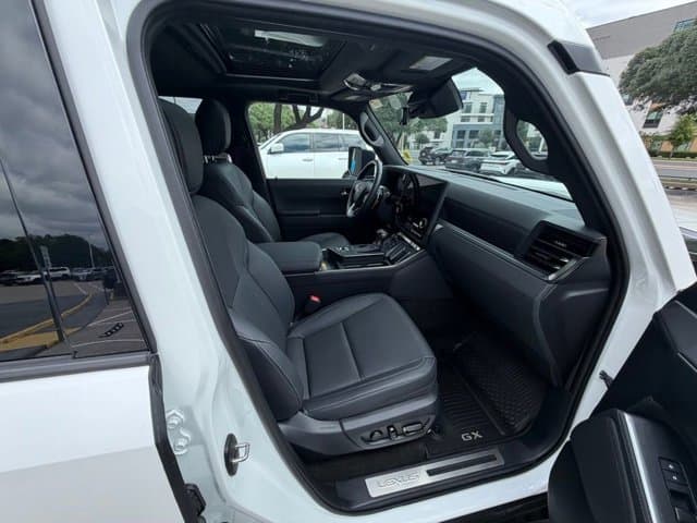 2025 LEXUS GX 550 - Image 10