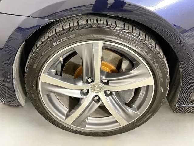 2017 LEXUS IS 200t - Image 31