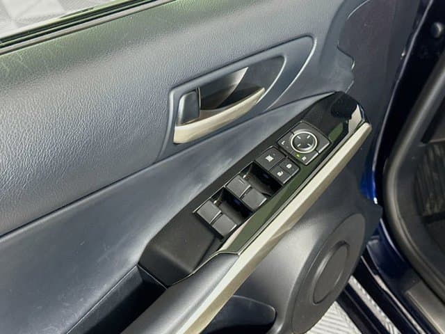 2017 LEXUS IS 200t - Image 17