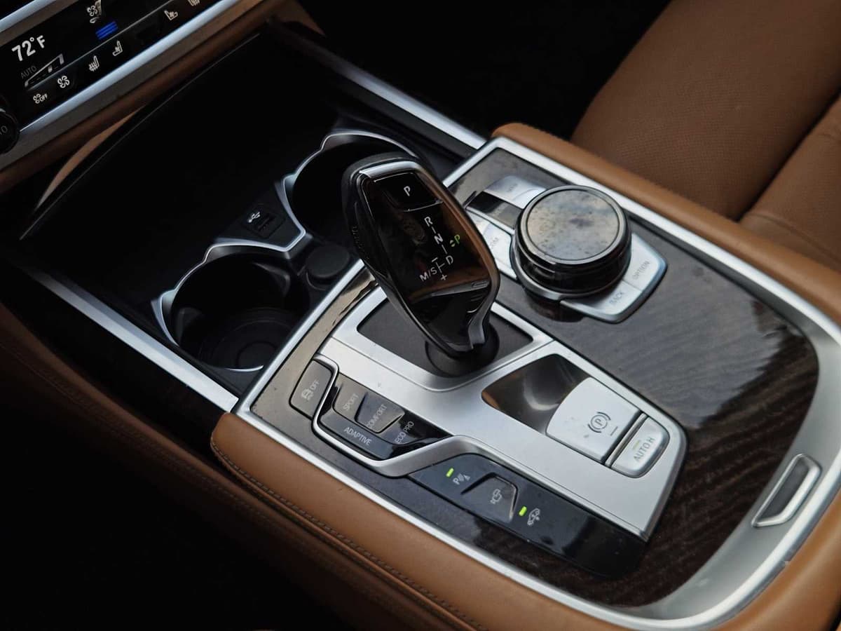 2020 BMW 740i - Image 19